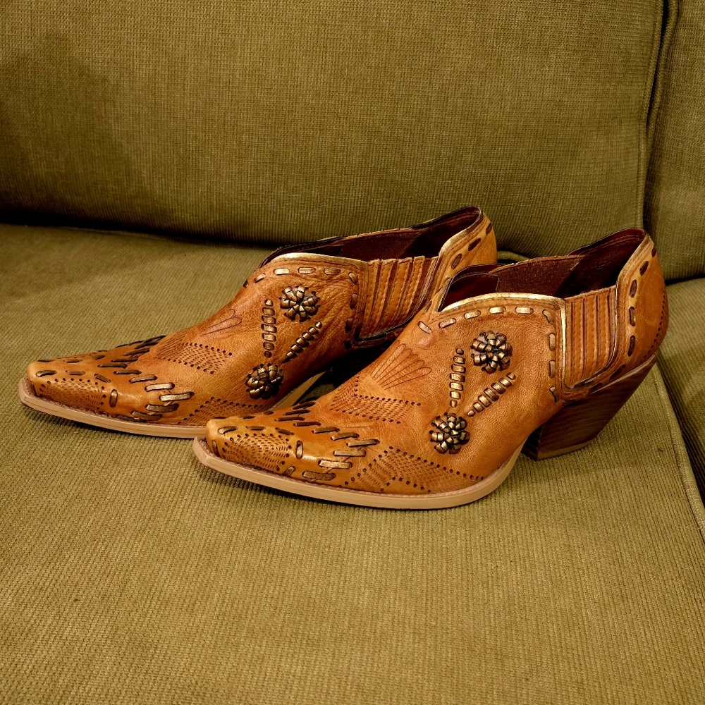 BCBGirls Women's Cowboy Booties, Sz 7, Burnished tan Leather